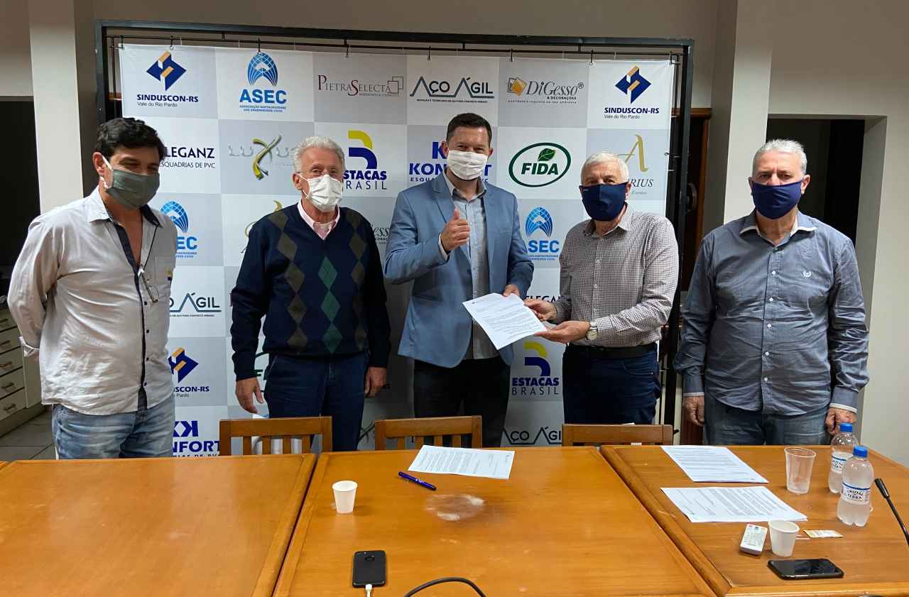 Sinduscon-RS entrega demandas a candidatos a prefeito