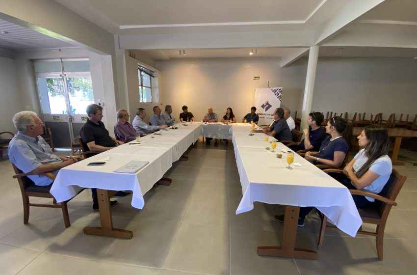  Vice-prefeito Elstor Desbessel participa  de reunião-almoço do Sinduscon-RS