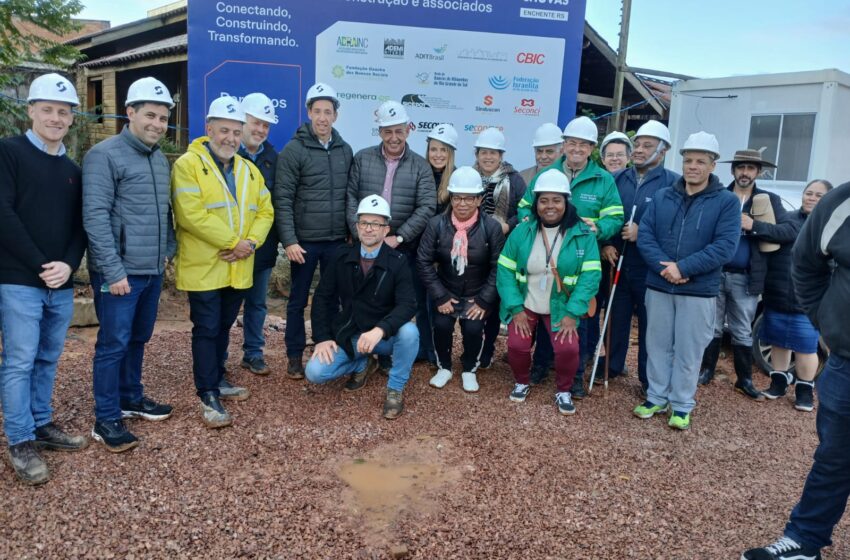 Prefeito Sebastião Melo visita canteiro de obras das casas que serão doadas pelo Sinduscon-RS a famílias atingidas pelas enchentes